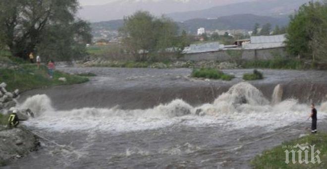 Четвърти ден търсят 17-годишен младеж, скочил в Струма
