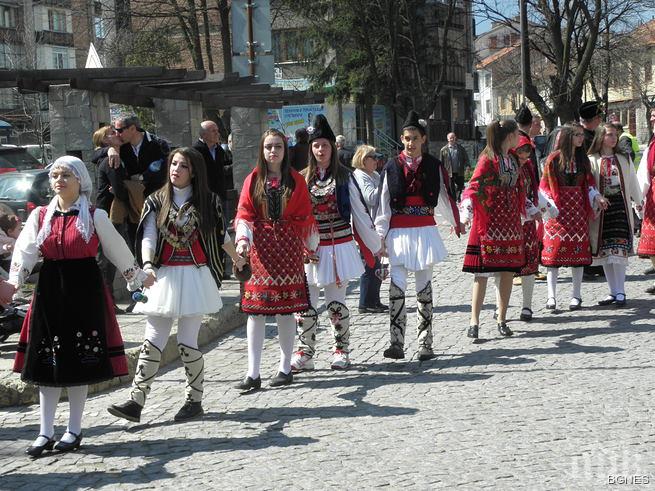 Пъстро хоро от десетки в народни носии се изви в Разлог