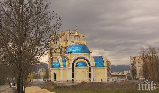 Осветиха камбаните за най-новата църква в Пловдив