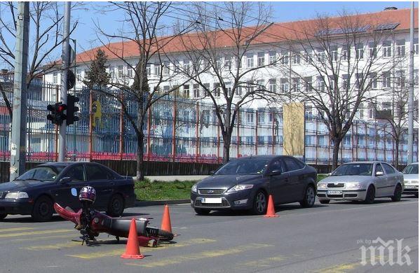 Моторист се блъсна в такси до подземната улица в Бургас (снимки)