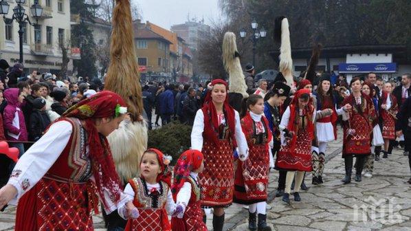 Фестивалът 1000 носии на едно място събра хиляди в Разлог