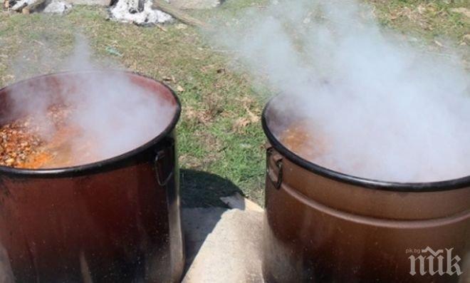 Стотици благоевградчани хапнаха от великденския курбан на общината