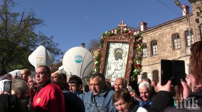 Литийно шествие с иконата на Света Богородица