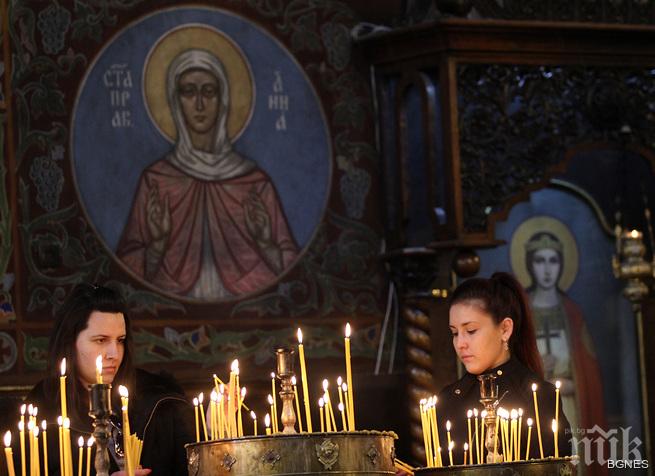 В Светли понеделник се благославят светите апостоли