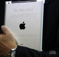 Продадоха айпада на папа Франциск на търг