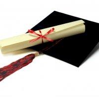 Работодателите искат от жените дипломи, а от мъжете - умения