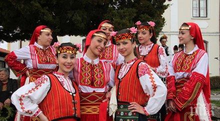 светла сряда играе ладино хоро