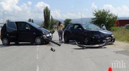 внимание спящи жени годишна задряма заби колата лупинг форд друга шофьорка