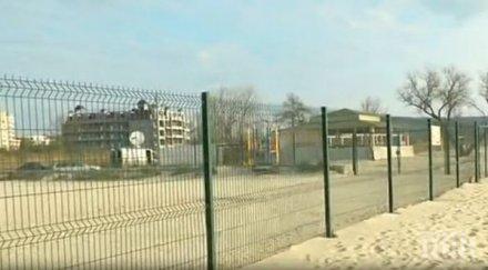 метална ограда разделя плажа кранево