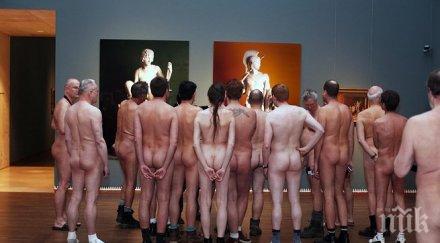 любители изкуството събличат голи обиколкa изложба австралия