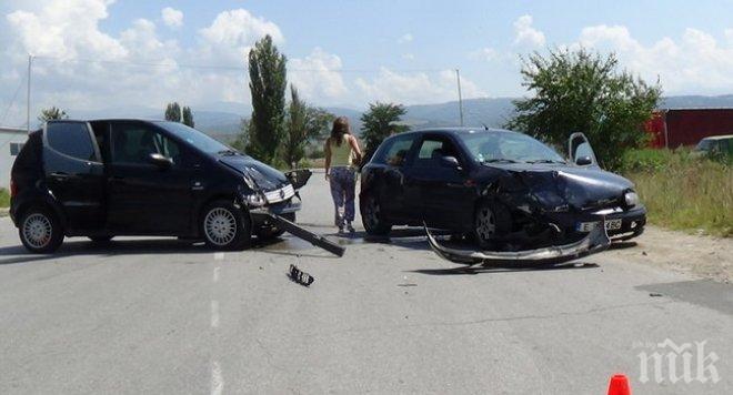 Внимание! Спящи жени на Е-79! 60-годишна задряма и заби колата си с лупинг във Форд на друга шофьорка