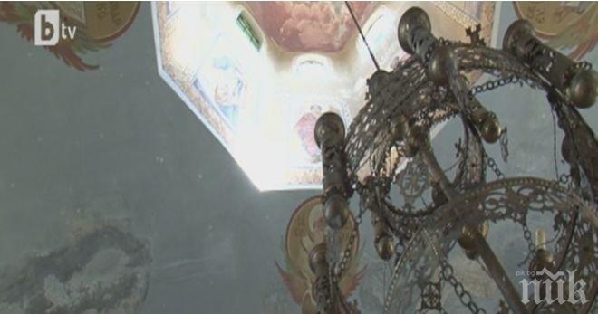 Влага унищожава стенописите в църквата в Миндя
