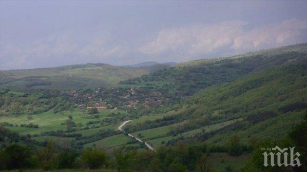 Подпочвени води бликат в селски къщи