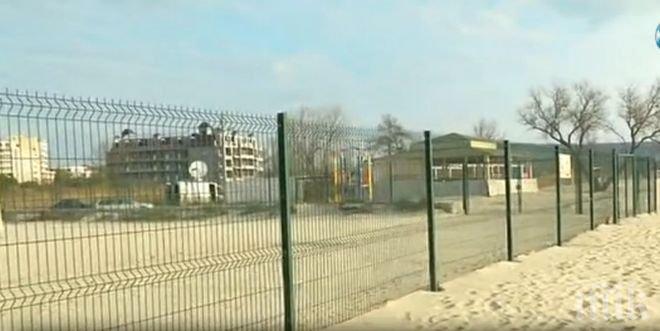 Метална ограда разделя плажа в Кранево
