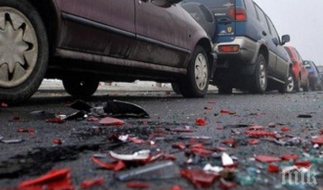 Шок! Мощна верижна катастрофа в София! Шест коли се нанизаха на път за „Лъвов мост”!