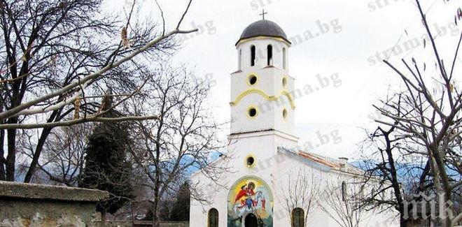 Скандал с обществена поръчка! Фирма взе авансово 200 бона за ремонт на църква, до момента не е заковала и един пирон...