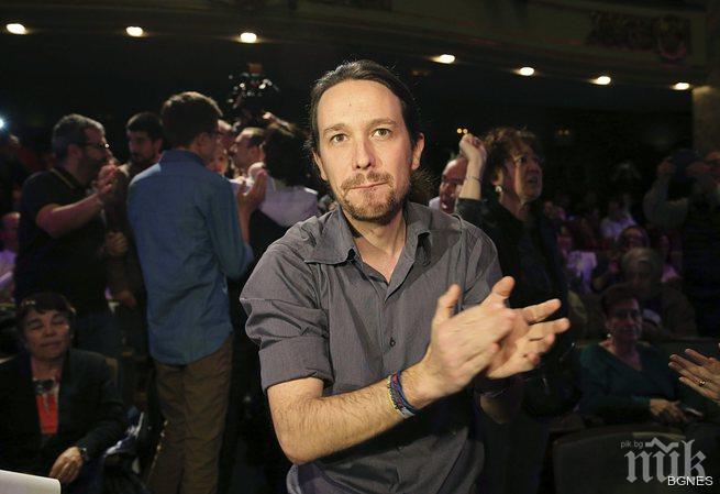 Лидерът на Подемос подари на Фелипе VI Игра на тронове