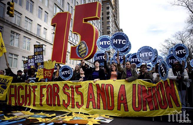Хиляди манифестираха в Ню Йорк за минимална заплата от 15 долара на час
