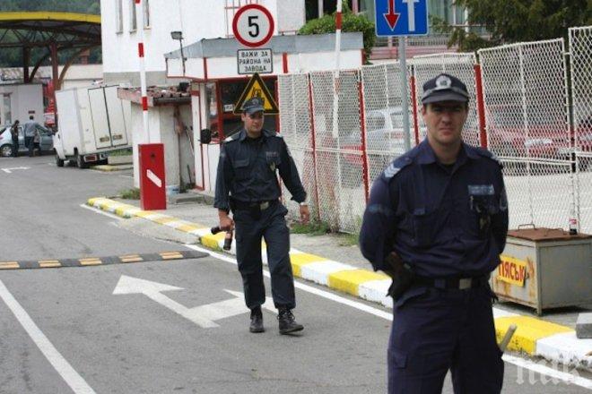 Мащабна акция на Митница Кулата, цяла нощ проверяват корумпирани служители и тирове (обновена)