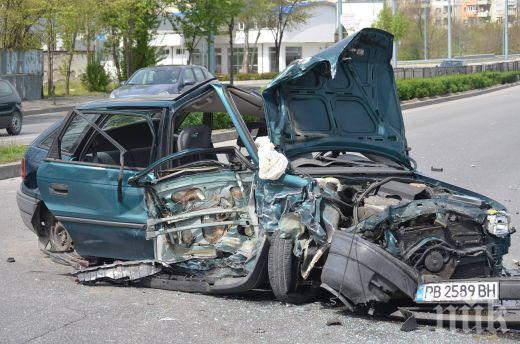 Зверско меле в САЩ! Верижна катастрофа скупчи камиони и коли 