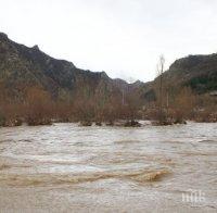 Пети ден издирват 17-годишния Едмонд, скочил в Струма