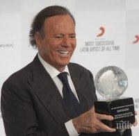 Хулио Иглесиас ще получи докторска степен