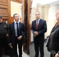 Първо в ПИК! Цветанов влезе безмълвно в залата на ВКС