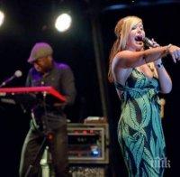 Анастейша изненадващо куфя с AC/DC в НДК 