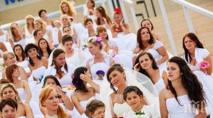 майките булките пазаруват тоалет дълго дъщерите