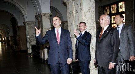 ханс петер вкс сложи политическото обвинение