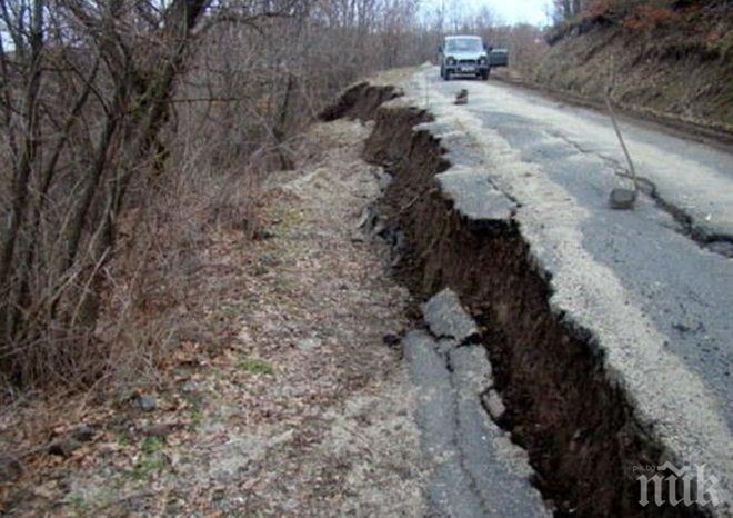 2000 души в капан! Автобусите спряха да вървят заради пропаднал мост