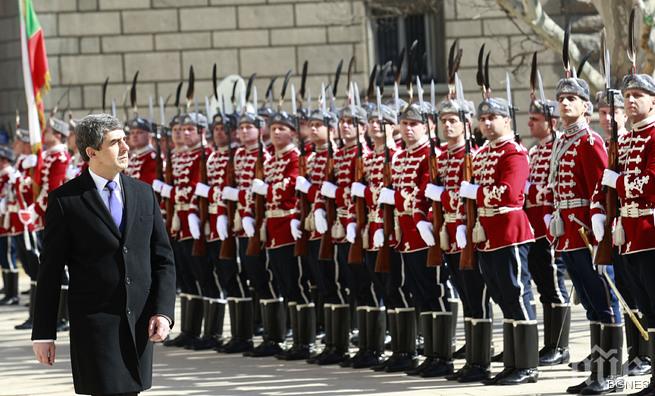 Плевнелиев: Проблемите на армията не трябва да се политизират