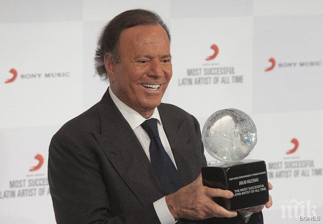 Хулио Иглесиас ще получи докторска степен