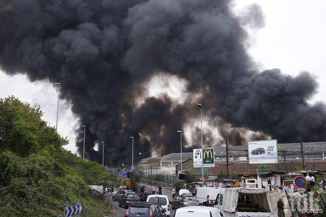 Огнен ад! Голям склад за текстил гори в Париж