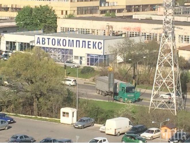 Камион се заби в светофар пред Практикер във Варна, задръсти движението (снимка)