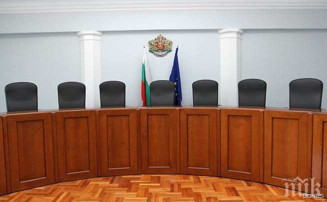 КС образува дело по искането на Цацаров