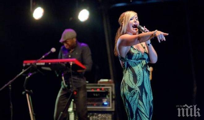 Анастейша изненадващо куфя с AC/DC в НДК 