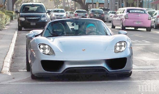 Баба ходи на църква с Порше