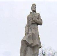 Свлачище заплашва да срути паметника на Ботев край Калофер
