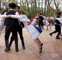 Народни носии и хоро в съботния ден в Борисовата градина