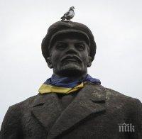 Паднаха още два паметника на Ленин в Украйна (видео)