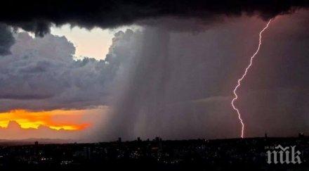 тежка буря софия мощен вятър порой гръмотевици раздират столицата