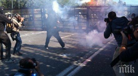 анархисти нападнаха журналисти очите полицаи атина