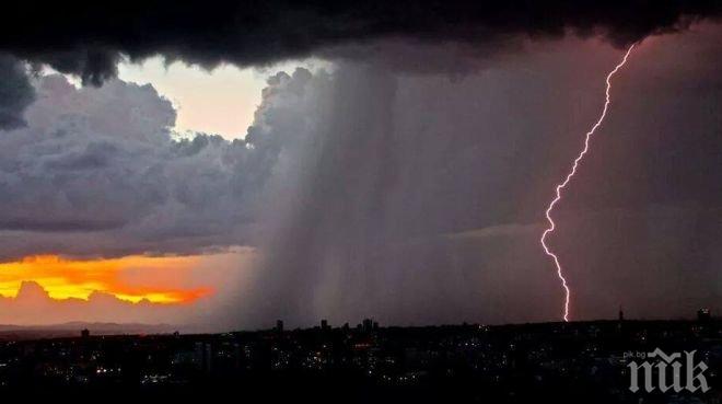 Тежка буря над София – мощен вятър, порой и гръмотевици раздират столицата