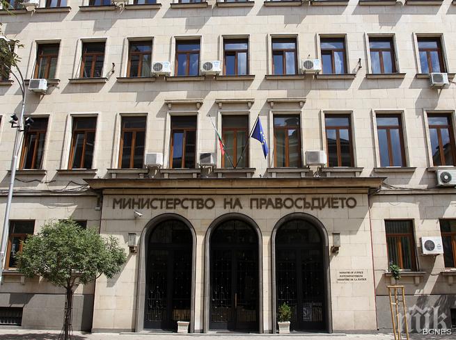 Изпитват кандидатите за нотариуси в Арена Армеец