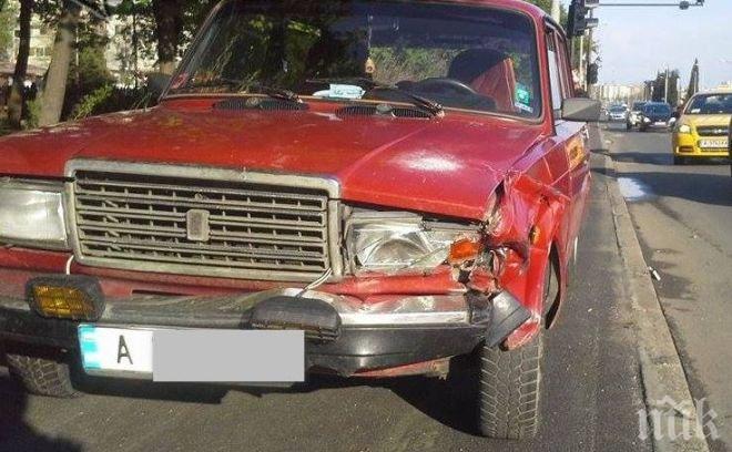 Цигани с Лада се забиха във Фиат в Бургас (снимки)