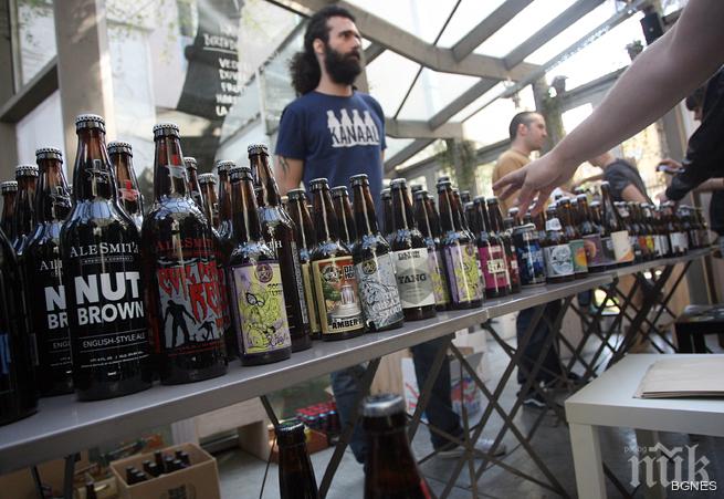 Крафт пиво събира ценители, познавачи и любопитни в един бар