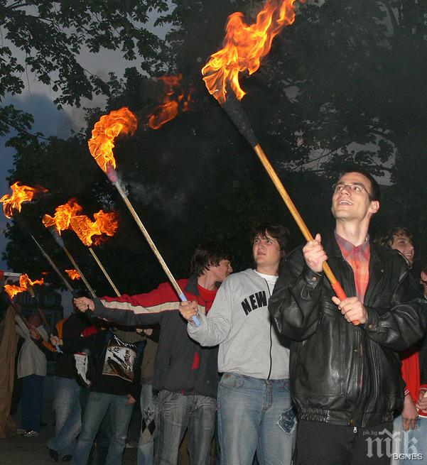 Ужас! Учител и ученици обгоряха по време на факелно шествие в Гърмен!