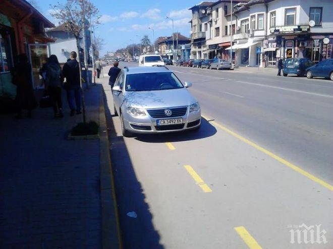 Само в ПИК! Жена паркира нагло на велоалея и спирка на градския транспорт в София, полицейски патрул подминава скандално нарушението (снимки)