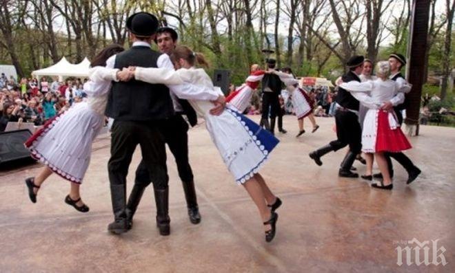 Народни носии и хоро в съботния ден в Борисовата градина